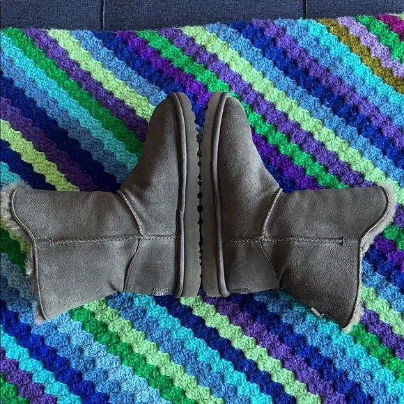 UGG BOOTS Grey with turn locks - Picture 7 of 11